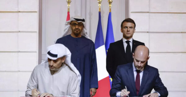 Francuski predsednik Emanuel Makron i njegov emiratski kolega, šeik Mohamed bin Zajed Al Nahjan, prisustvovali su potpisivanju sporazuma o veštačkoj inteligenciji foto Ludovic Marim AFP